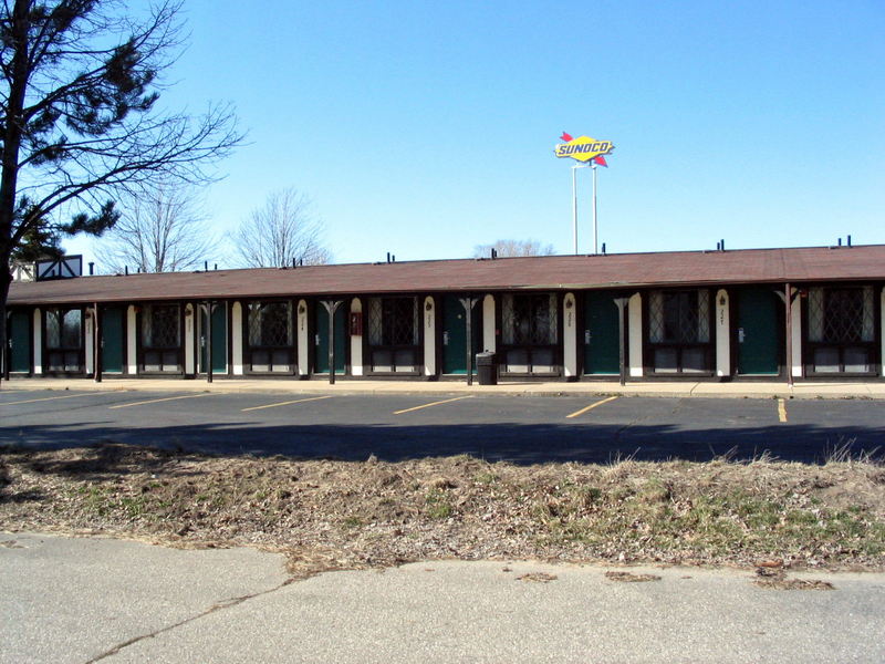 Super 7 Inn & Suites Saginaw (Saginaw Inn, Knights Inn)